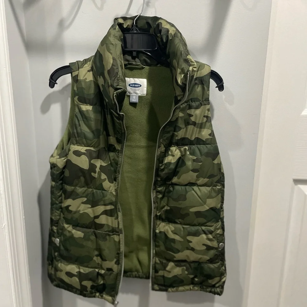 Camo Puffer Vest - Picture 5 of 6